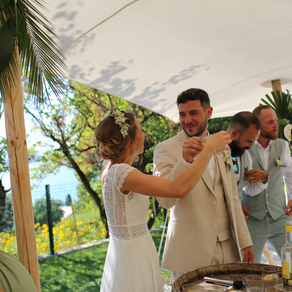 les mariés trinquent pour le rituel du cocktail de leur cérémonie laique