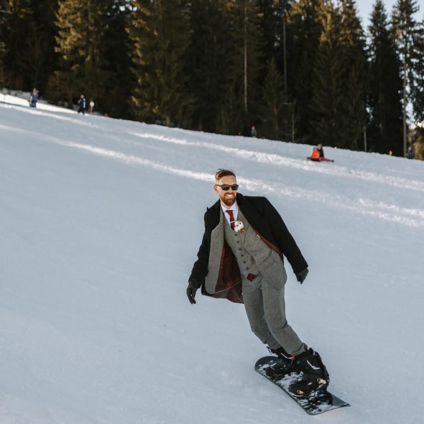 arrivée du marié en snowboard